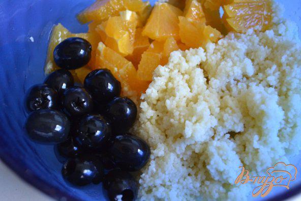 Фото приготовление рецепта: Салат с крупой , маслинами и копченой семгой шаг №3