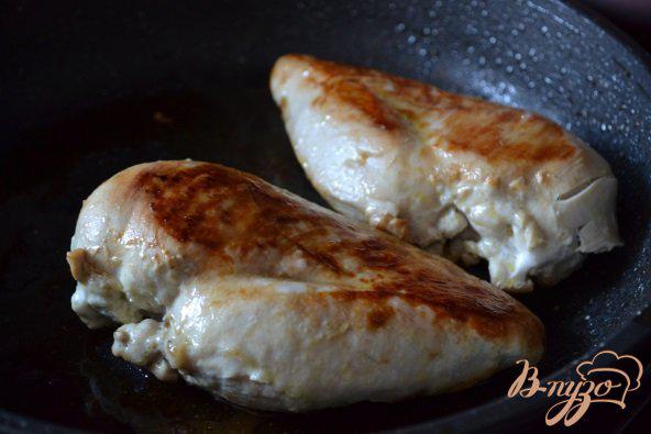 Фото приготовление рецепта: Куриные грудки в пивном соусе с оливками шаг №1