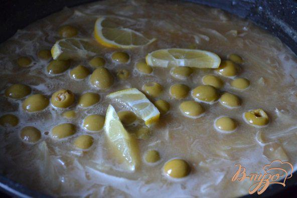 Фото приготовление рецепта: Куриные грудки в пивном соусе с оливками шаг №4
