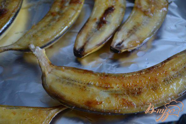Фото приготовление рецепта: Банановые лодочки крамбль шаг №4