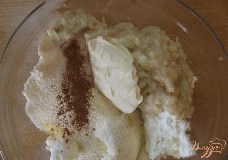Фото приготовление рецепта: Творожный пирог с карамелизированной грушей шаг №3