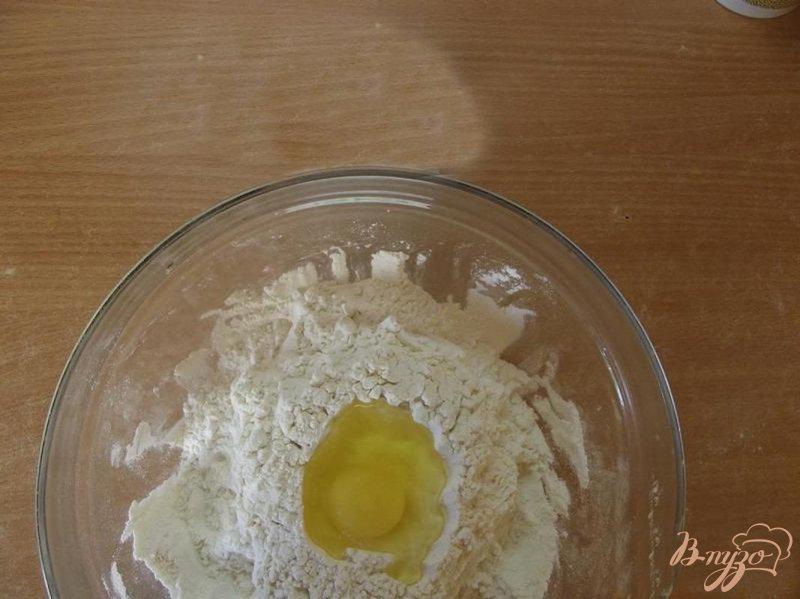 Фото приготовление рецепта: Тесто яичное для пельменей шаг №2