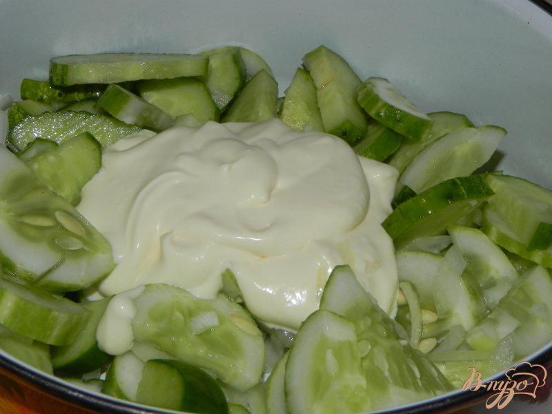 Фото приготовление рецепта: Огуречный салат с луком и сметаной шаг №4