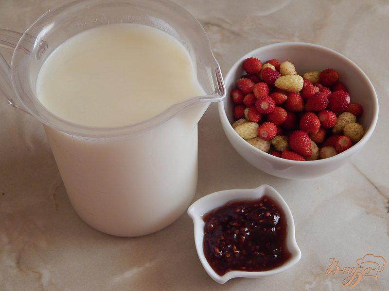 Фото приготовление рецепта: Молочный коктейль с земляникой и малиновым вареньем шаг №1