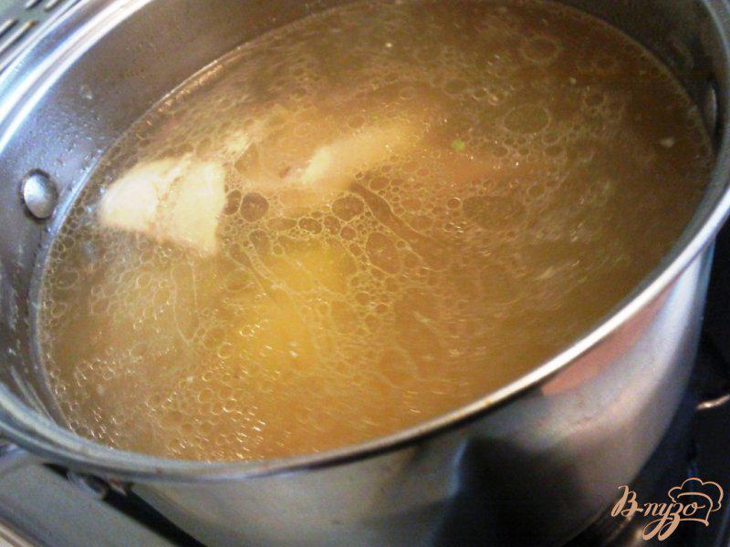 Фото приготовление рецепта: Суп с поджаренной лапшой шаг №1