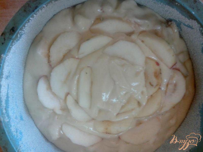 Фото приготовление рецепта: Воздушный яблочный пирог шаг №4