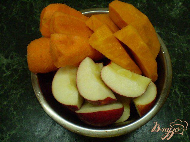 Фото приготовление рецепта: Яблочно-морковно-тыквенный фрэш шаг №2