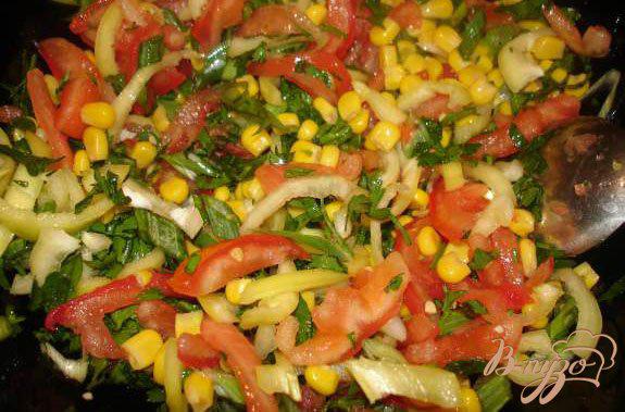 Фото приготовление рецепта: Легкий салат с сушеными кальмарами шаг №6