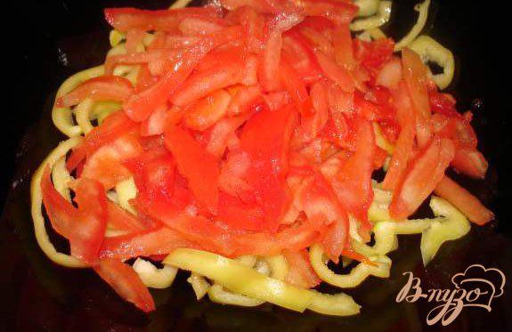Фото приготовление рецепта: Легкий салат с сушеными кальмарами шаг №2