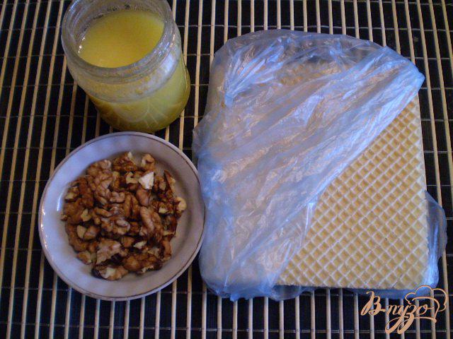 Фото приготовление рецепта: Медовые вафли с орешками шаг №1