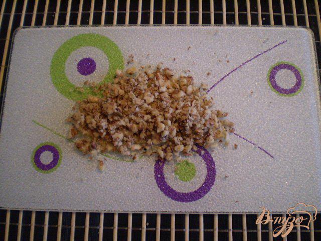 Фото приготовление рецепта: Медовые вафли с орешками шаг №2