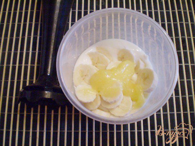 Фото приготовление рецепта: Банановый йогурт с медом шаг №2