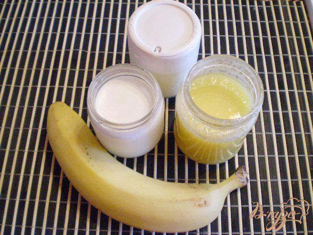 Фото приготовление рецепта: Банановый йогурт с медом шаг №1