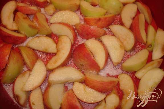 Фото приготовление рецепта: Яблочный пирог с изюмом, миндалем и кленовым сиропом шаг №1