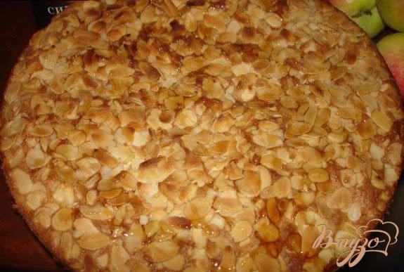 Фото приготовление рецепта: Яблочный пирог с изюмом, миндалем и кленовым сиропом шаг №4