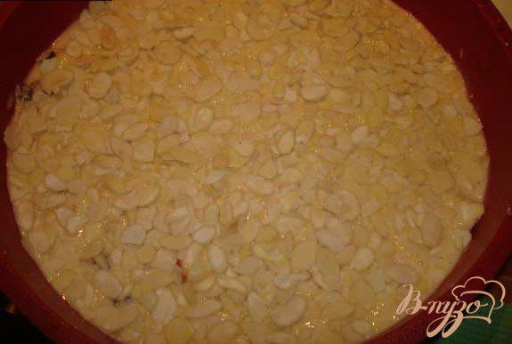 Фото приготовление рецепта: Яблочный пирог с изюмом, миндалем и кленовым сиропом шаг №3