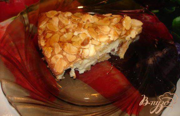 Фото приготовление рецепта: Яблочный пирог с изюмом, миндалем и кленовым сиропом шаг №5
