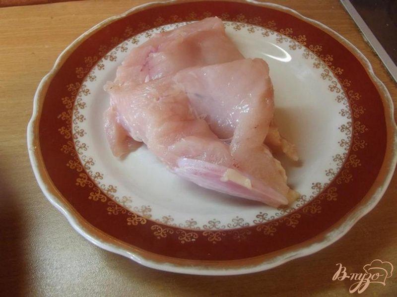 Фото приготовление рецепта: Куриный салат с помидорами шаг №1