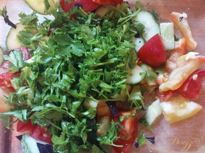 Фото приготовление рецепта: Овощной салат с чесноком шаг №4