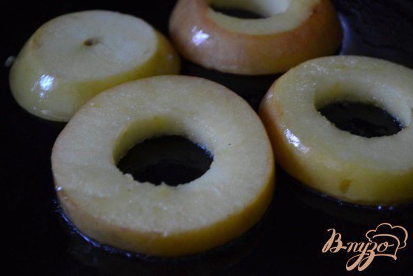 Фото приготовление рецепта: Яблоки с ветчиной и сыром шаг №2