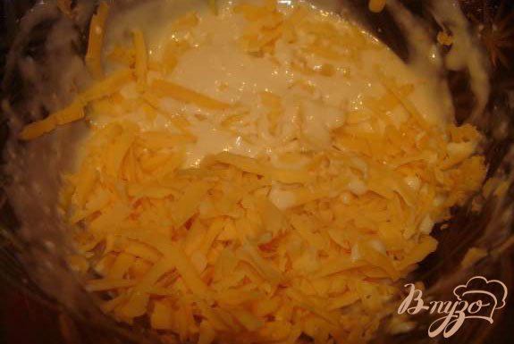 Фото приготовление рецепта: Сырные оладьи шаг №2