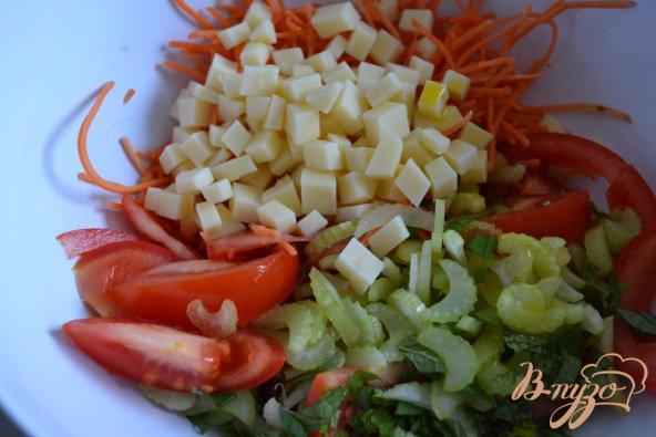 Фото приготовление рецепта: Овощной салат с  сыром и мятой шаг №3