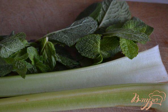 Фото приготовление рецепта: Овощной салат с  сыром и мятой шаг №1