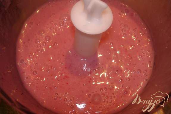 Фото приготовление рецепта: Молочный коктейль с клубникой шаг №2