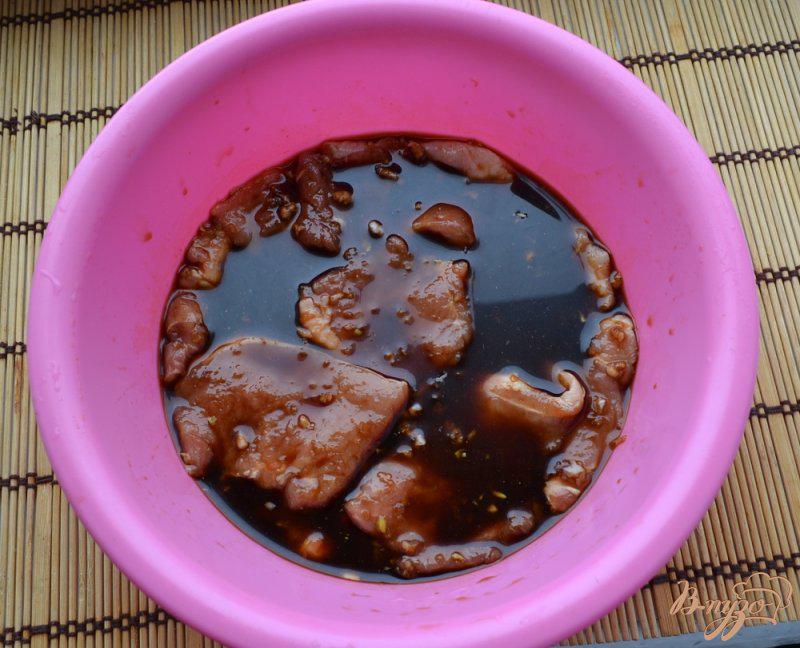 Фото приготовление рецепта: Свинина, маринованная в соевом соусе шаг №2
