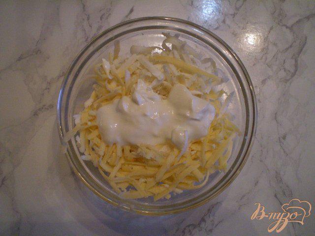 Фото приготовление рецепта: Канапе с двумя видами сыра и маринованными яйцами шаг №3