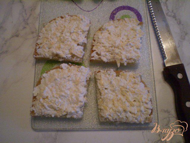 Фото приготовление рецепта: Канапе с двумя видами сыра и маринованными яйцами шаг №4