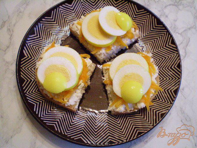 Фото приготовление рецепта: Канапе с двумя видами сыра и маринованными яйцами шаг №7