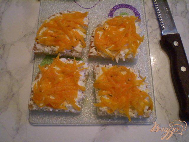 Фото приготовление рецепта: Канапе с двумя видами сыра и маринованными яйцами шаг №5