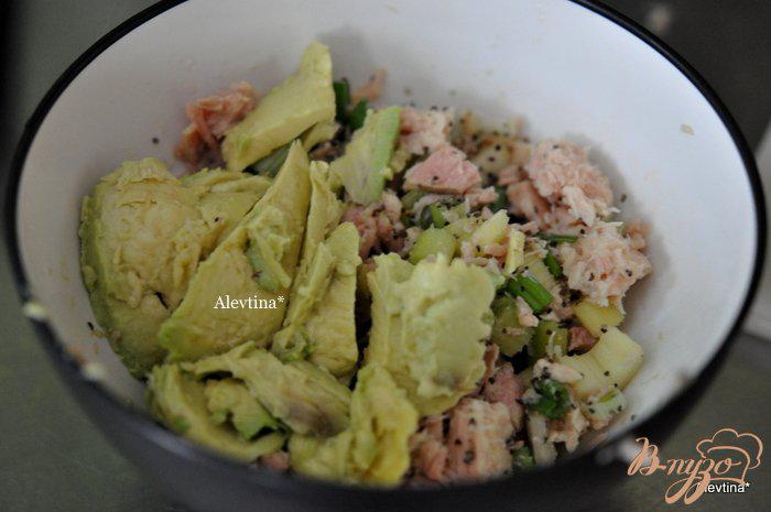 Фото приготовление рецепта: Авокадо с тунцом шаг №2