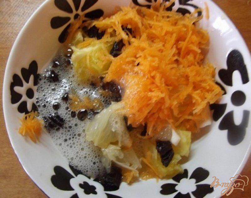 Фото приготовление рецепта: Фруктовый салат с белковым соусом шаг №7