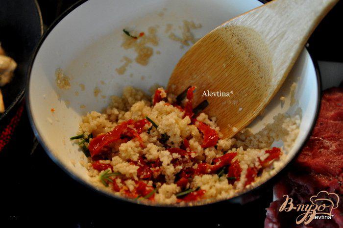 Фото приготовление рецепта: Говяжий рулет с вялеными помидорами и грибами шаг №2