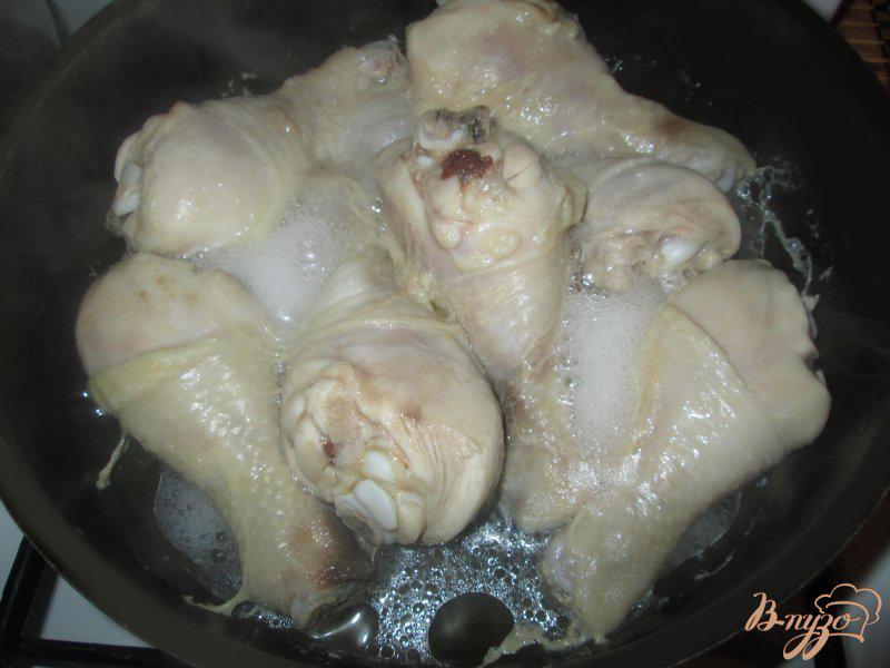 Фото приготовление рецепта: Жареная голень цыпленка с базиликом и чесноком шаг №2