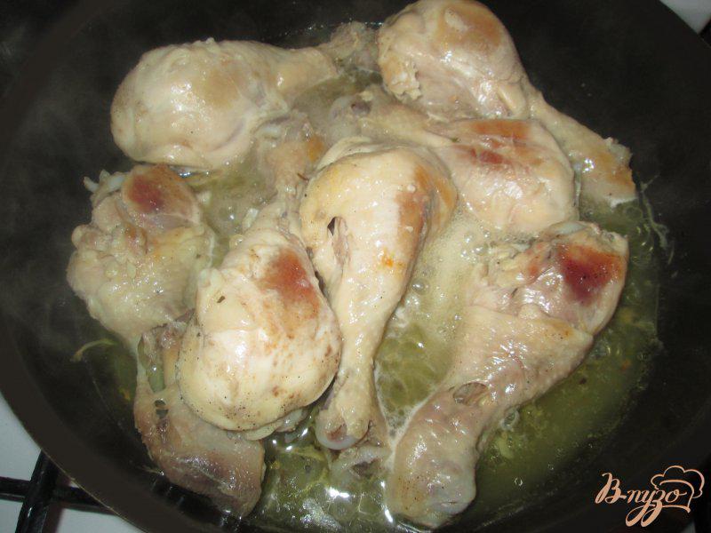 Фото приготовление рецепта: Жареная голень цыпленка с базиликом и чесноком шаг №5