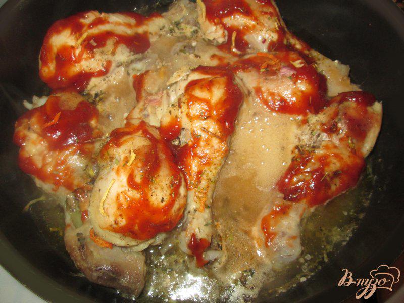Фото приготовление рецепта: Жареная голень цыпленка с базиликом и чесноком шаг №6