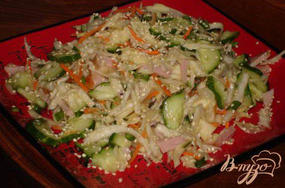 Фото приготовление рецепта: Салат капустный с кунжутом шаг №3