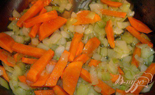 Фото приготовление рецепта: Грибной суп-пюре с кабачком и сухариками шаг №4