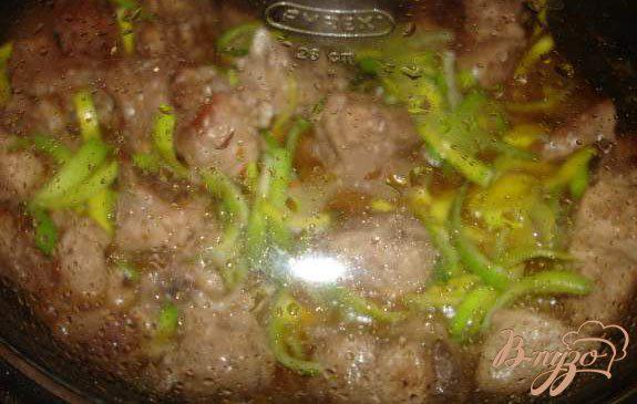Фото приготовление рецепта: Картофельный башмак с имбирным мясом шаг №3