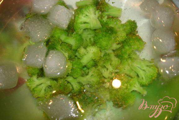 Фото приготовление рецепта: Салат с брокколи шаг №3