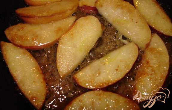 Фото приготовление рецепта: Свинина с карамелизированными яблоками шаг №3