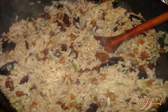 Фото приготовление рецепта: Рис с сухофруктами шаг №4