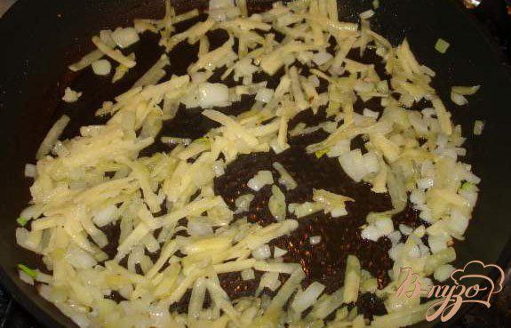 Фото приготовление рецепта: Запеченный омлет с беконом,грибами и сыром шаг №4