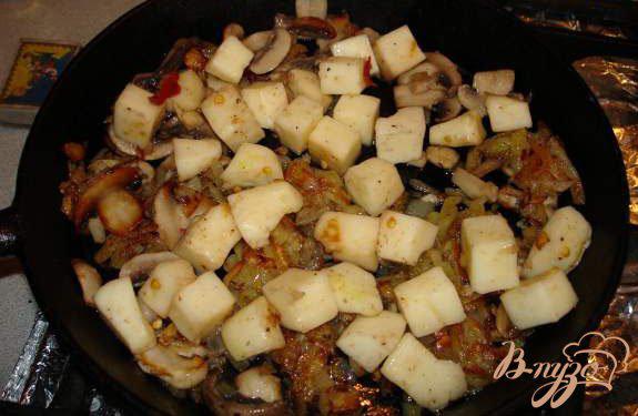 Фото приготовление рецепта: Запеченный омлет с беконом,грибами и сыром шаг №6