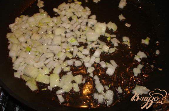 Фото приготовление рецепта: Запеченный омлет с беконом,грибами и сыром шаг №3