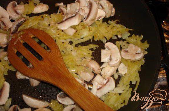Фото приготовление рецепта: Запеченный омлет с беконом,грибами и сыром шаг №5