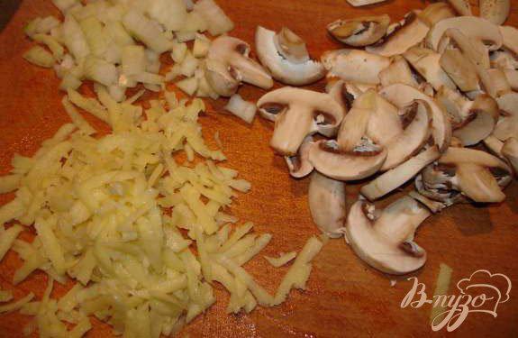 Фото приготовление рецепта: Запеченный омлет с беконом,грибами и сыром шаг №1